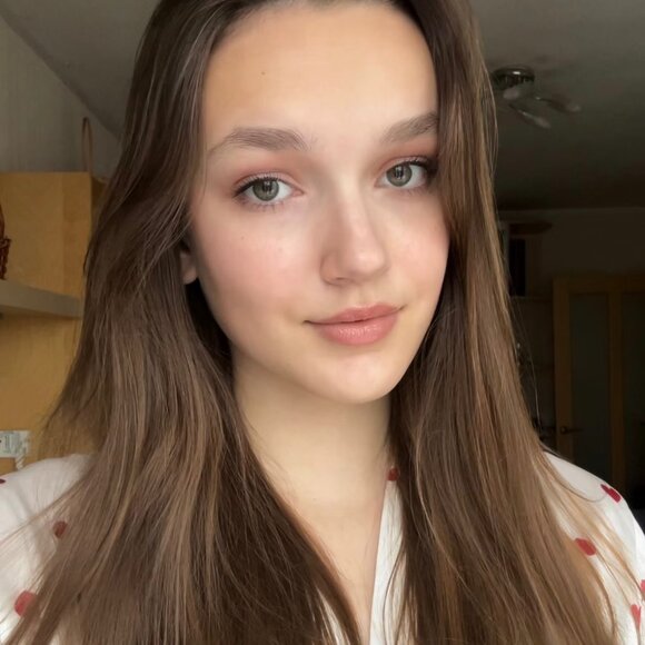 Meet your Posher, Jessica - Picture 1 of 1